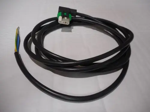 Stromanschlusskabel in schwarzer Isolation mit einem Stecker und mehreren farbigen Leitungen, geeignet für Remeha-Pumpen.